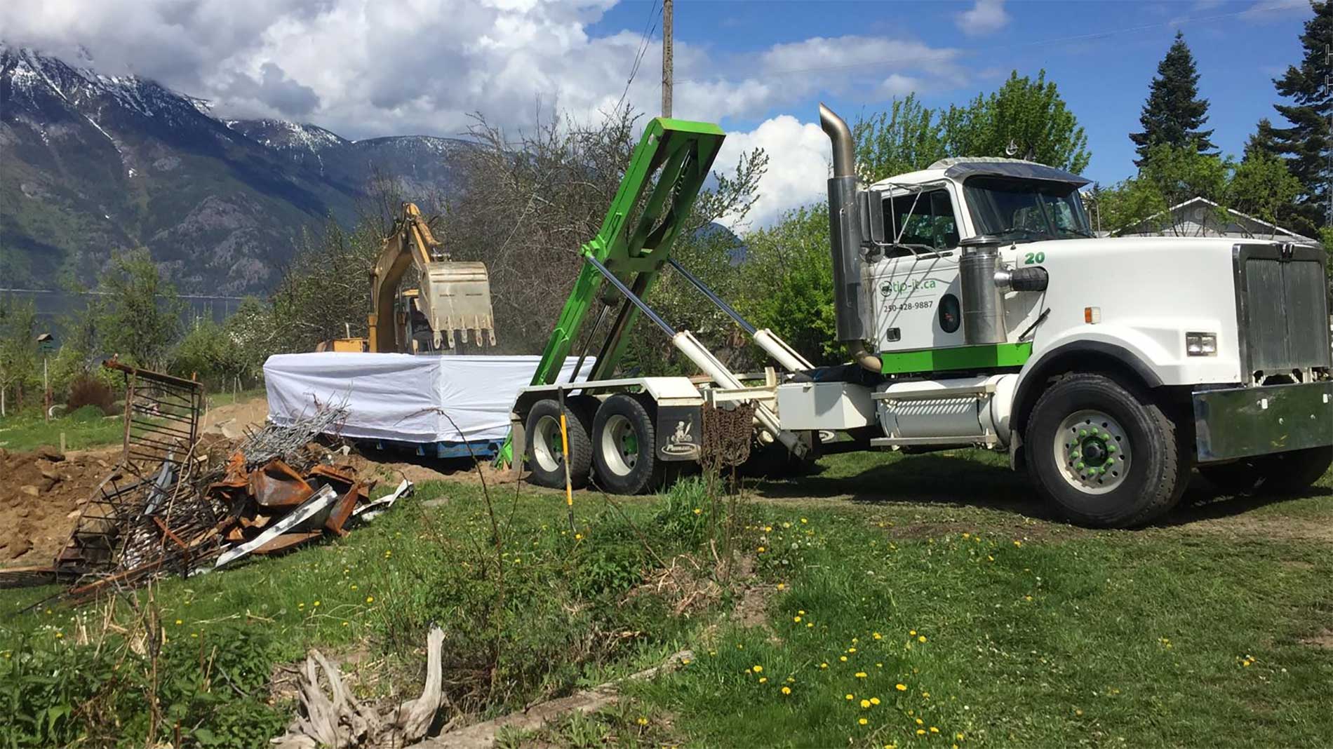 Tipit-Kootenays-Truck-with-Roll-Off-Bin-Metal-Pickup